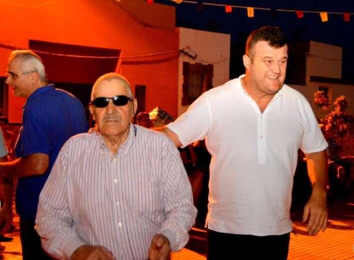 El Pollo del Callejón 1 (con gafas), en el pregón de las fiestas de La Viña en 2016 (Foto Antonio Alí)